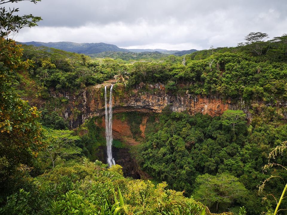 cascada chamarel mauritius waterfall 7 colored earth pamant in sapte culori
